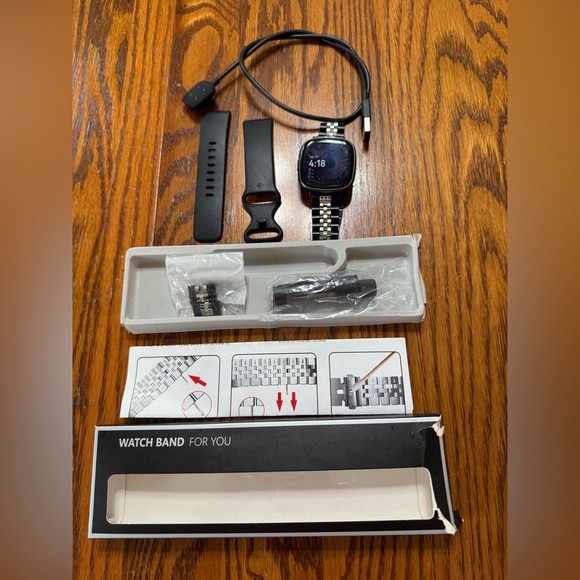 Fitbit Versa 4 With Watch Band And Charger - Picture 4 of 6